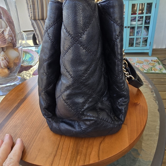 Tory Burch Black Willa Quilted Leather Tote/Shoulder Bag w/ Black L.& Gold Chain - Picture 11 of 13